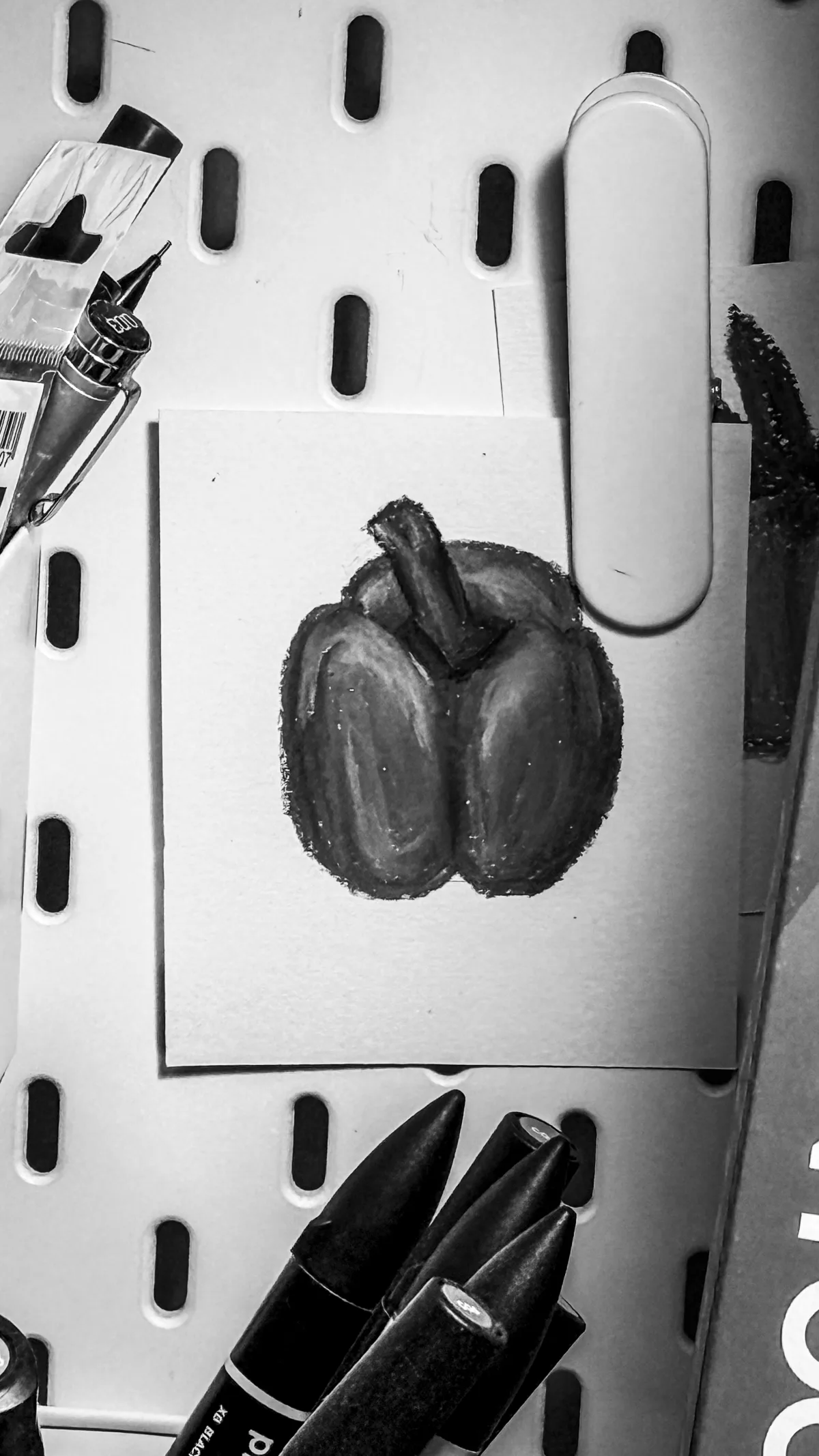 Poivron rouge peint sur une feuille de papier