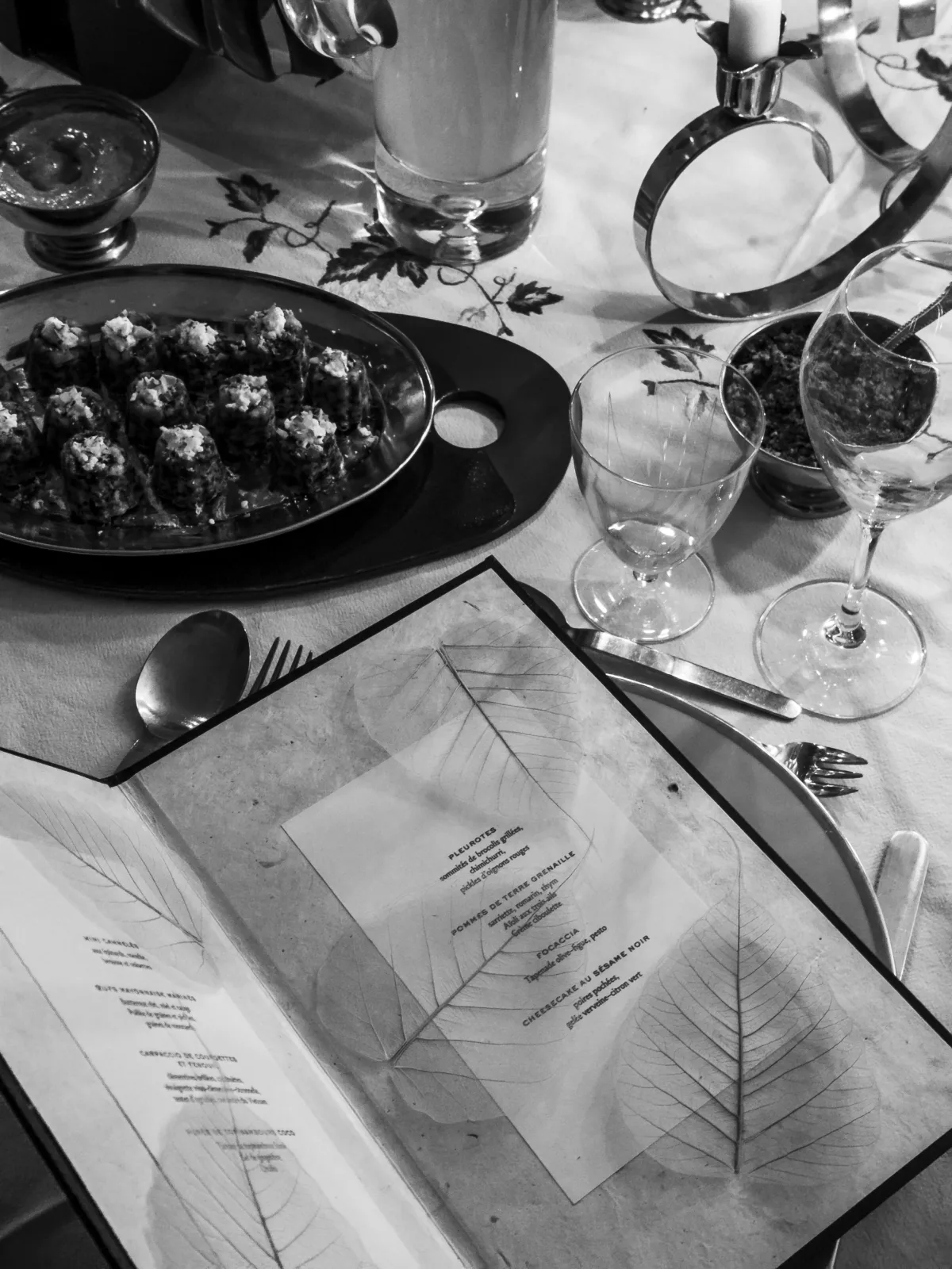 Table dressée avec un menu imprimé
