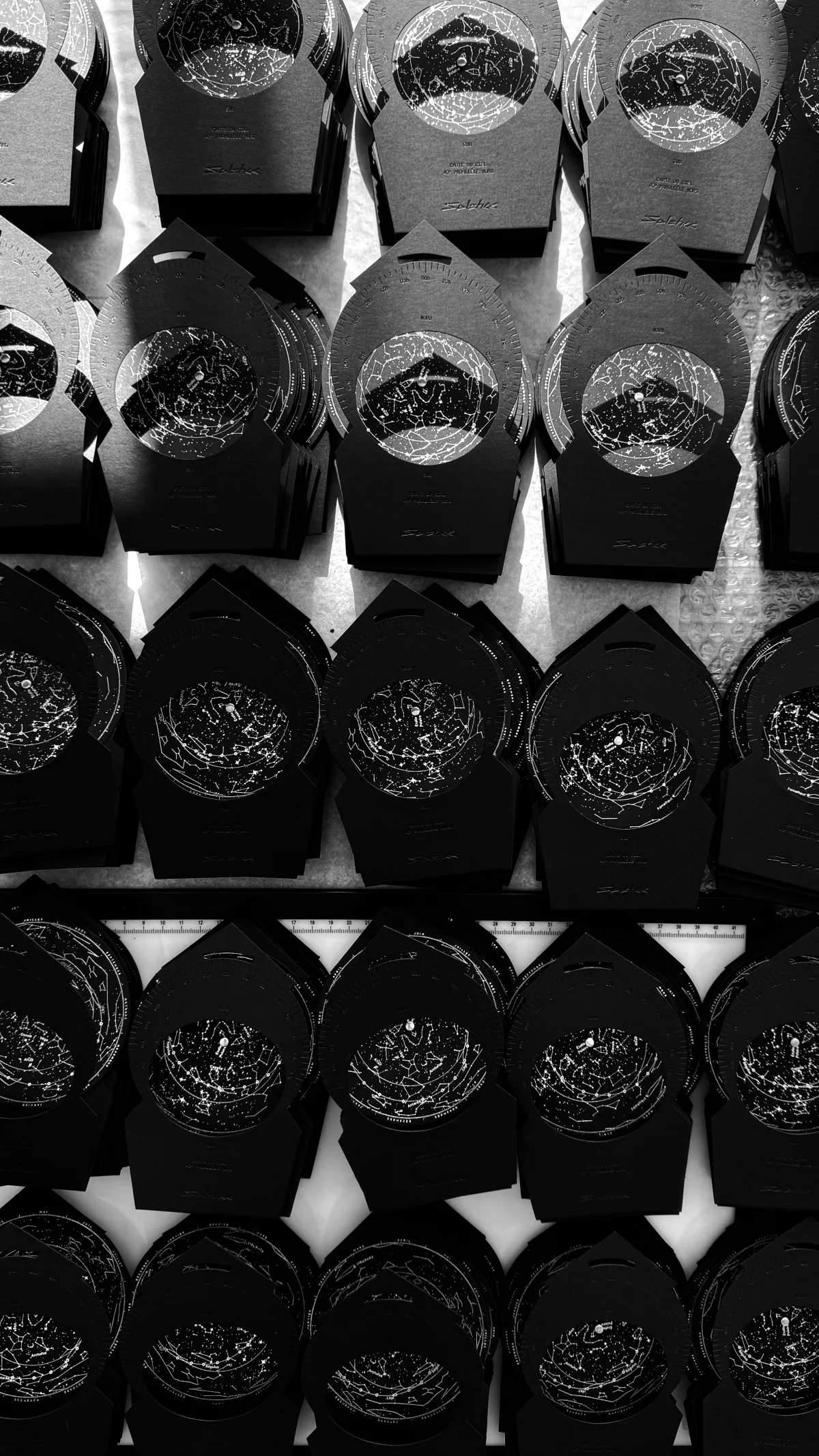 Rangées de pièces noires, photographie en noir et blanc