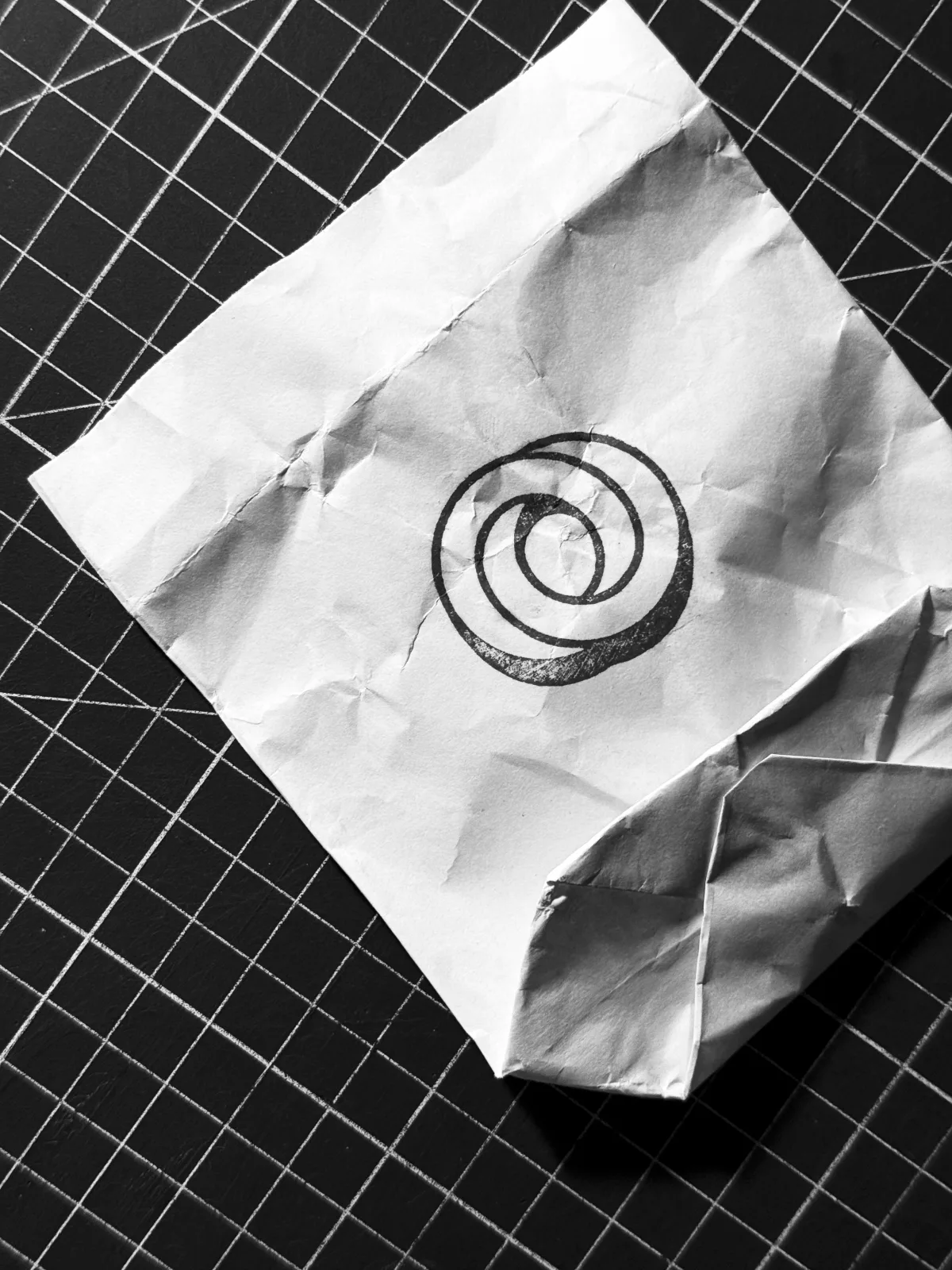 Papier froissé marqué d’une spirale rouge