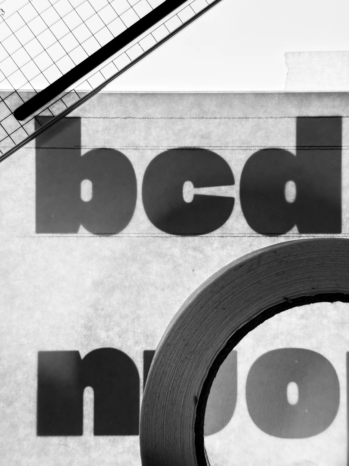 Lettres b, c, d en gros plan, en noir et blanc