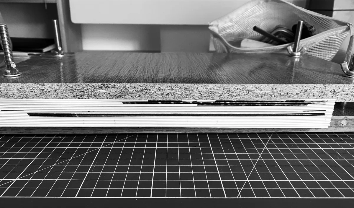 Plan de travail avec tapis de découpe et papier jaune
