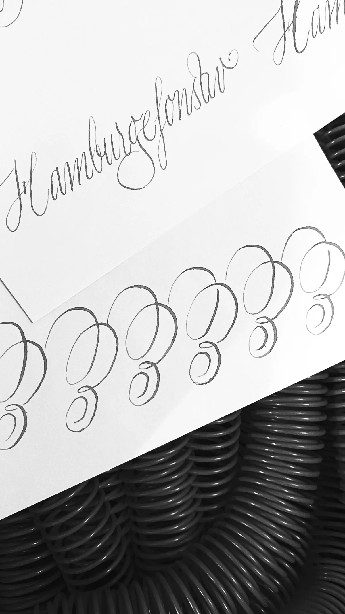Calligraphie à l’encre rouge : le mot Hamburg et des boucles