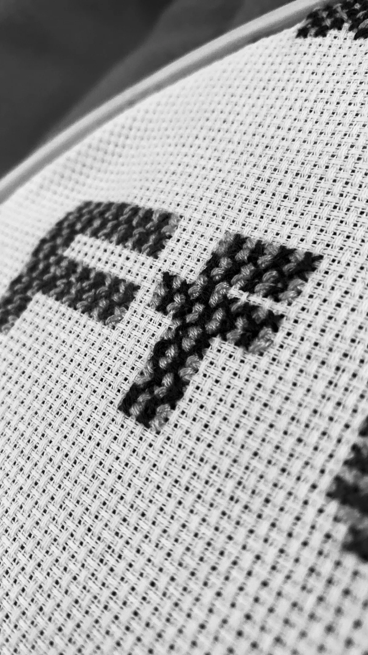 Lettres f et y brodées au point de croix