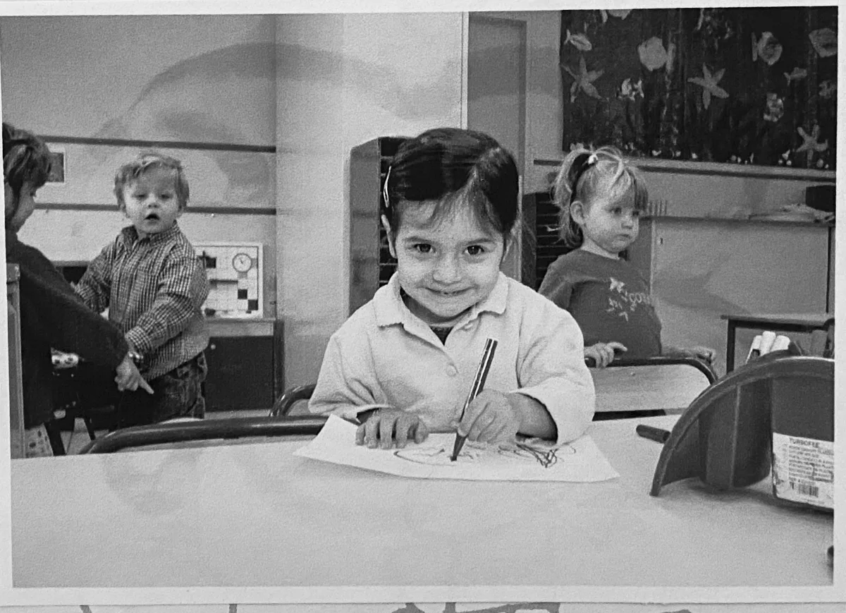 Photographie ancienne d’enfants en classe, en noir et blanc