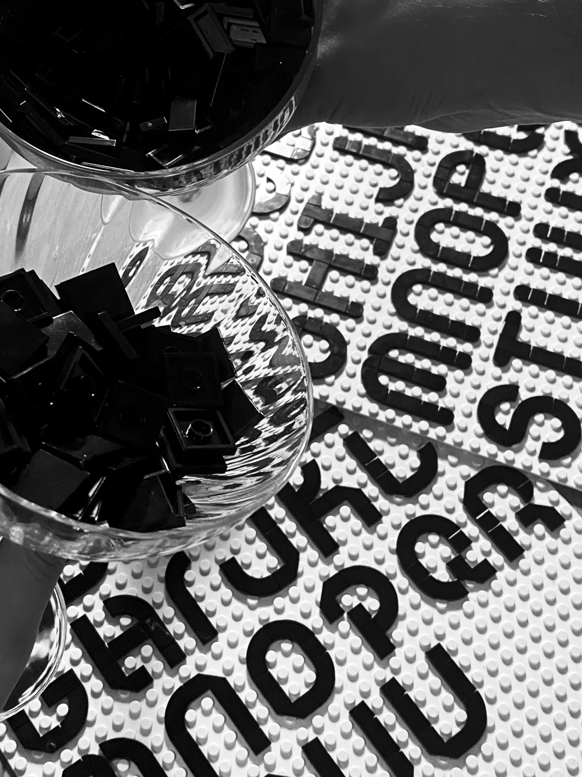 Alphabet brodé en noir sur canevas blanc