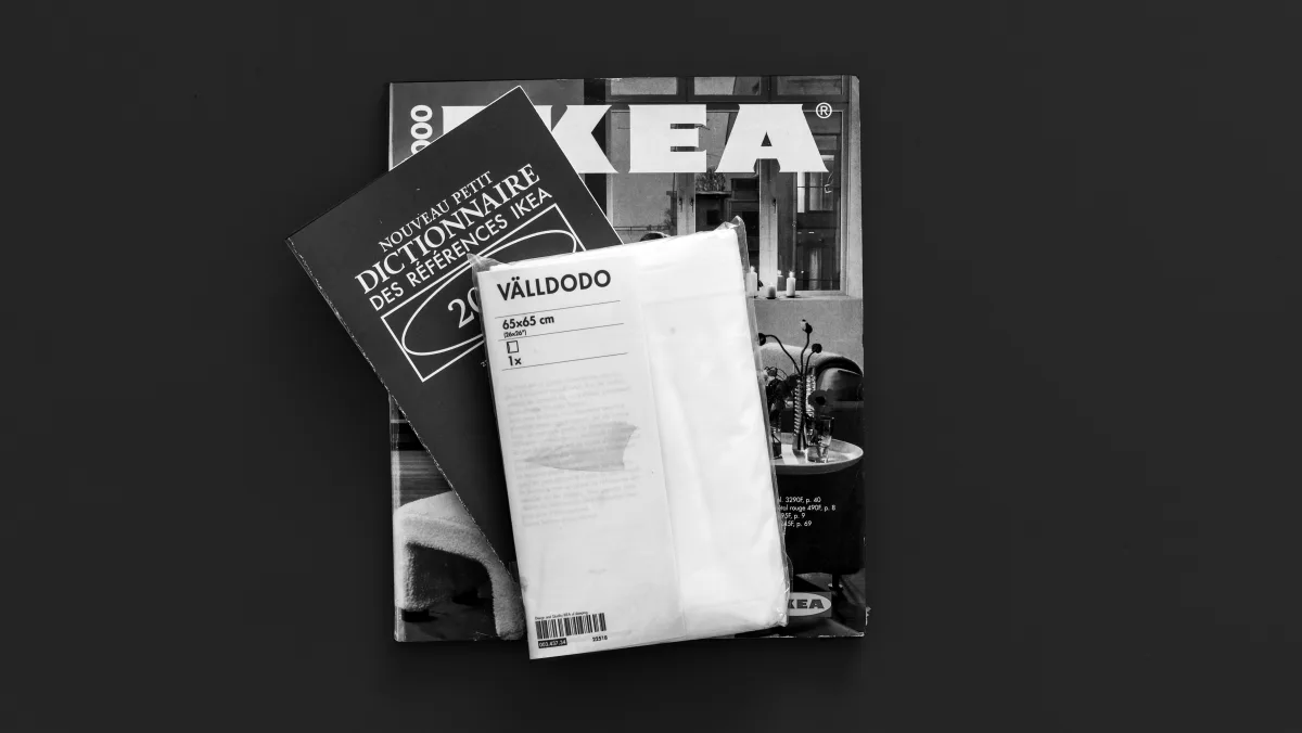 Dictionnaire et sachet Ikea sur fond bleu