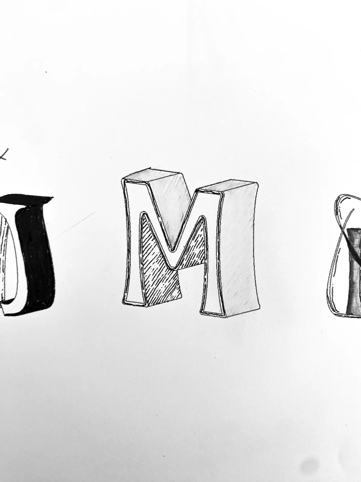 Lettres M en volume dessinées au crayon