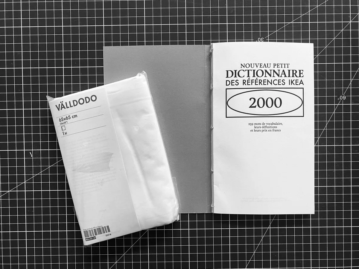 Sachet et dictionnaire des références sur un tapis de découpe