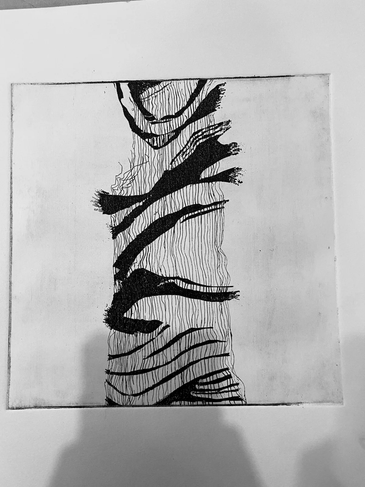 Gravure en noir et blanc d’une forme verticale striée