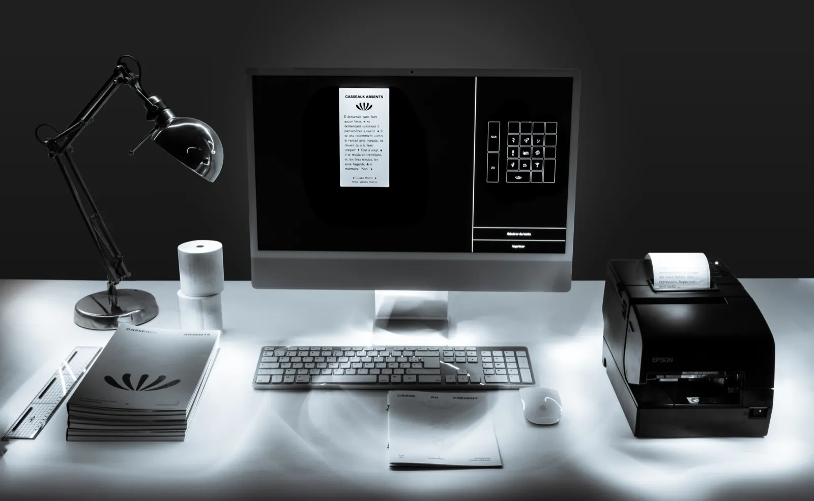 Installation Casseaux absents : ordinateur, clavier ornementé et imprimante à tickets