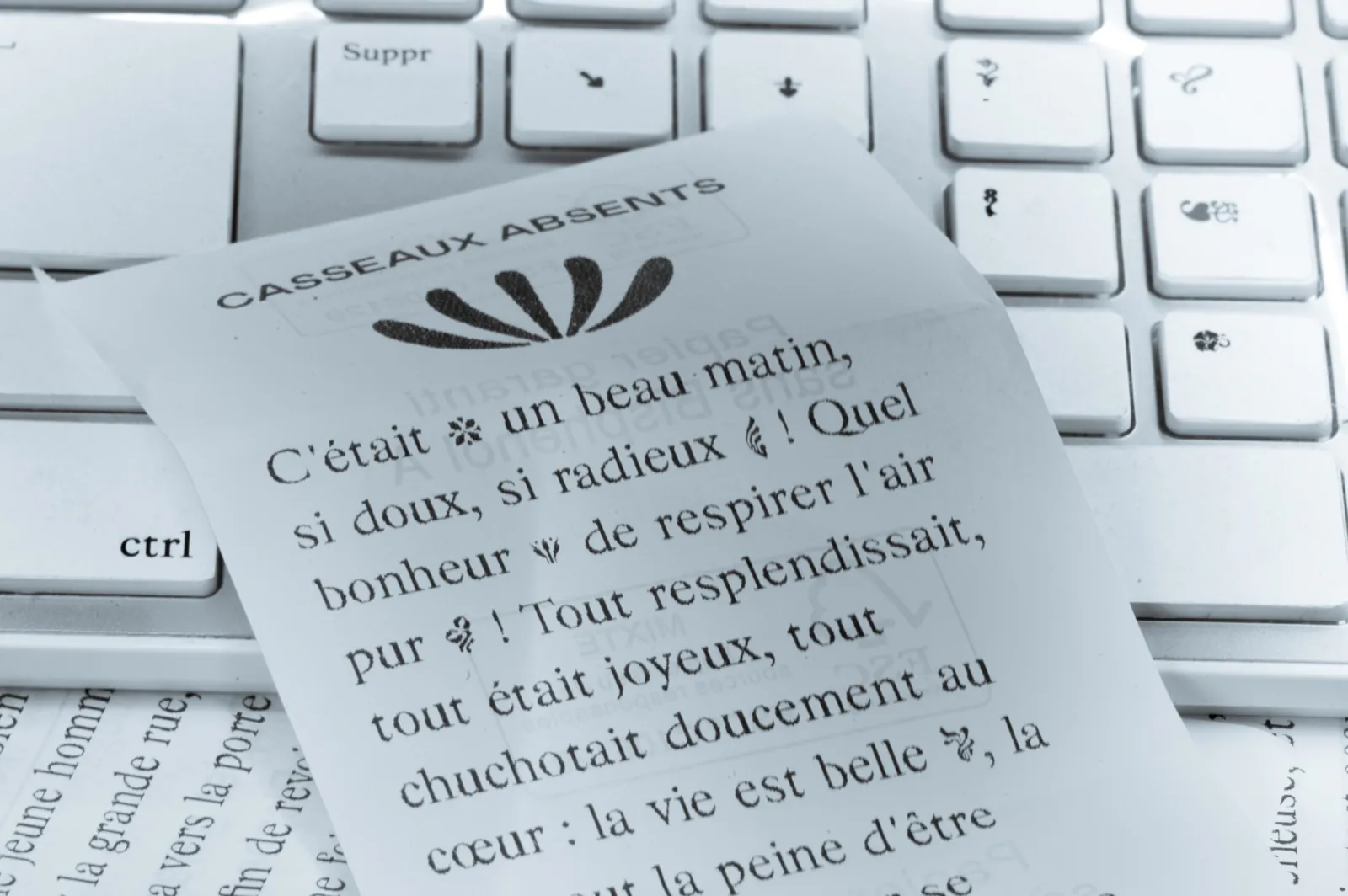 Ticket imprimé de Casseaux absents composé en police Ancolie avec ornements, sur un clavier