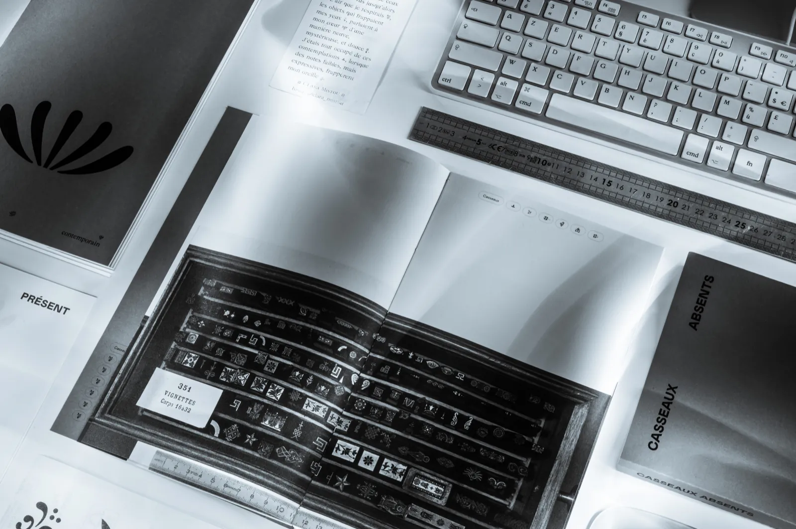 Éditions Casseaux absents et casse d’ornements en plomb posées près d’un clavier