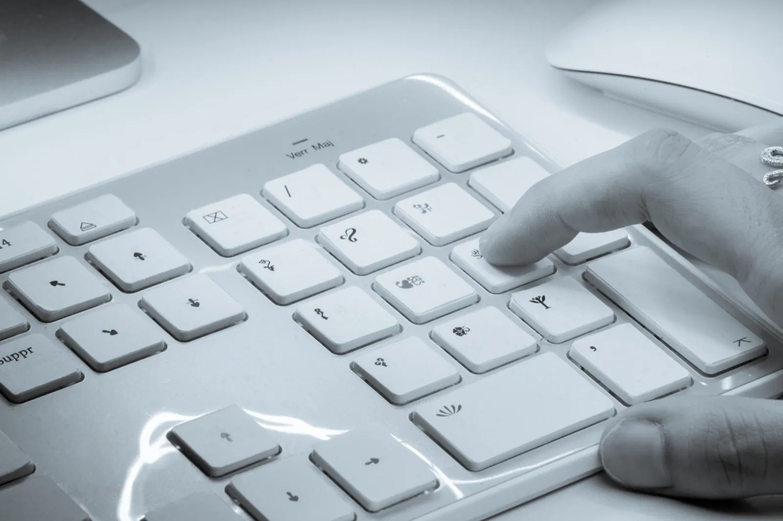 Main tapant sur le clavier ornementé de Casseaux absents