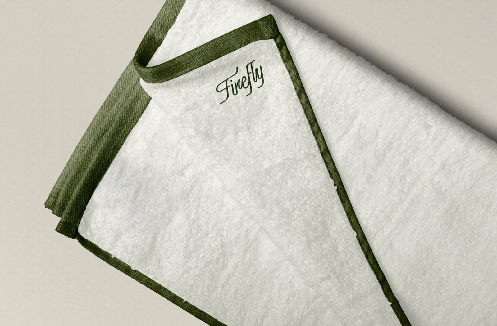 Serviette blanche brodée du lettrage Firefly