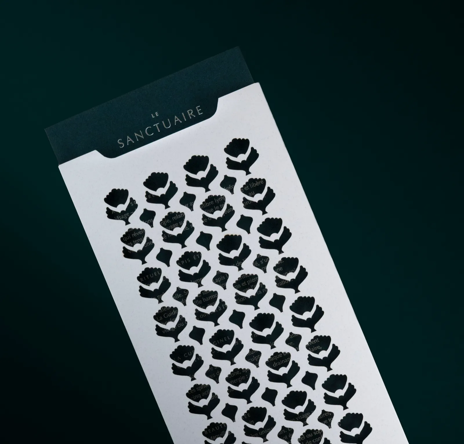 Carte du spa Firefly à motifs découpés sur fond vert sombre
