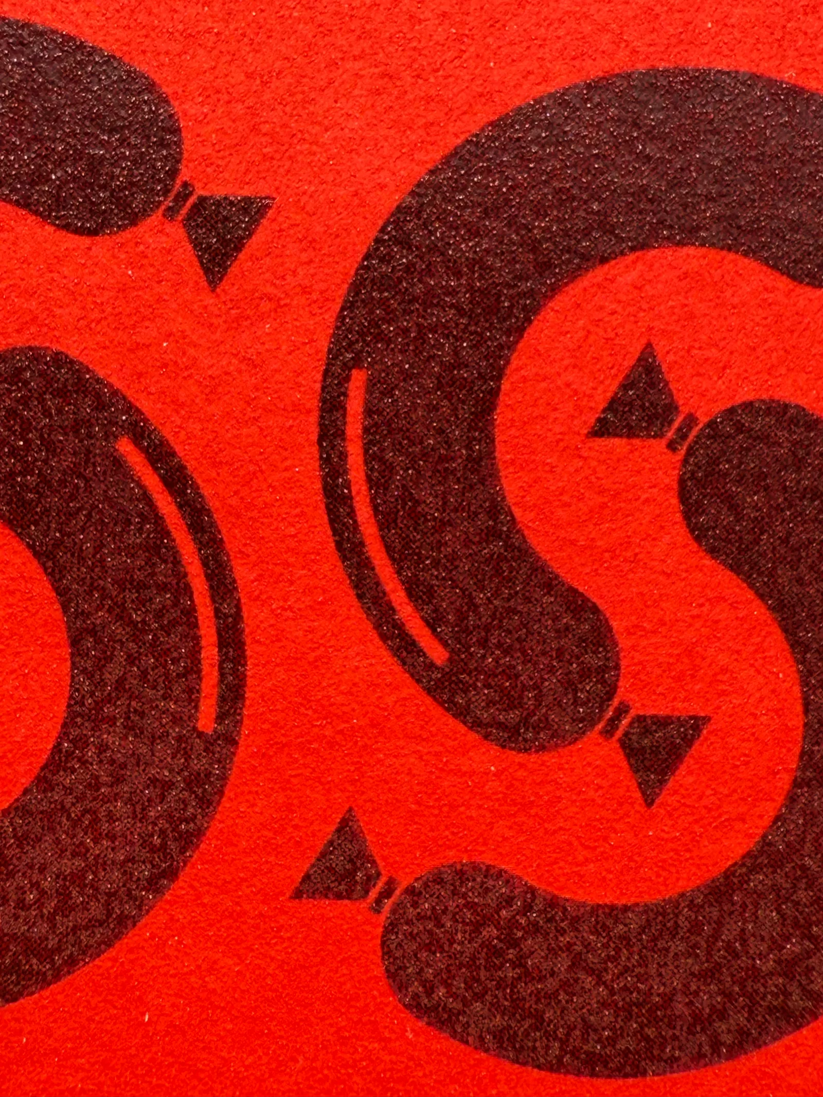 Détail de la grande spirale rouge imprimée du guide de la saucisse-purée