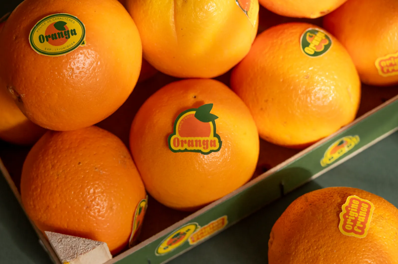Cagette d’oranges aux étiquettes Oranga