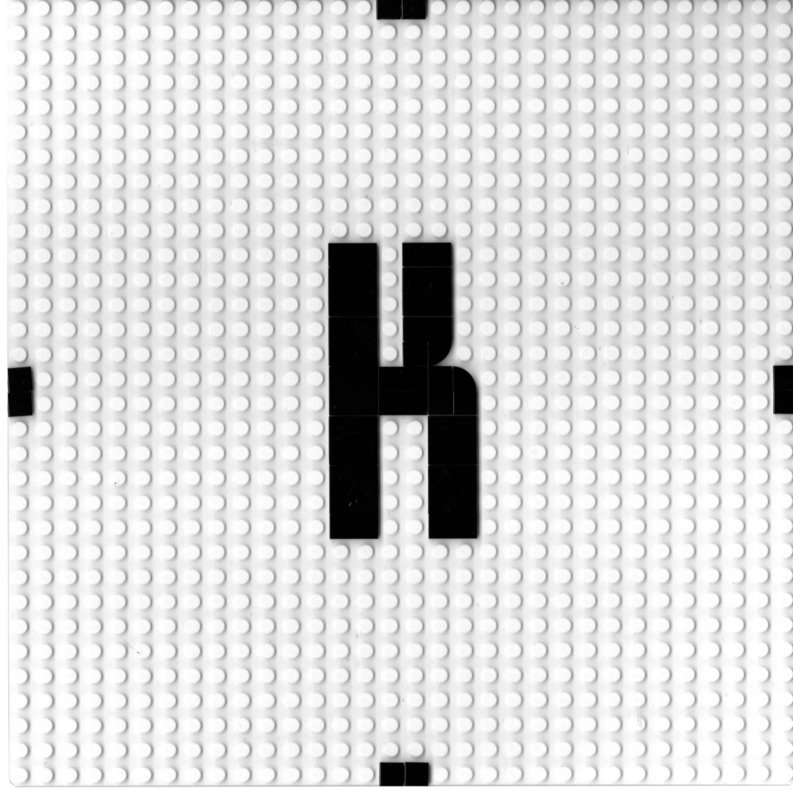 Lettre K de la monochasse Lego, scan sur grille