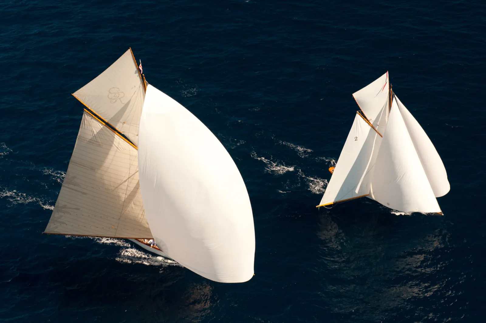 Voiliers classiques sous voiles en mer