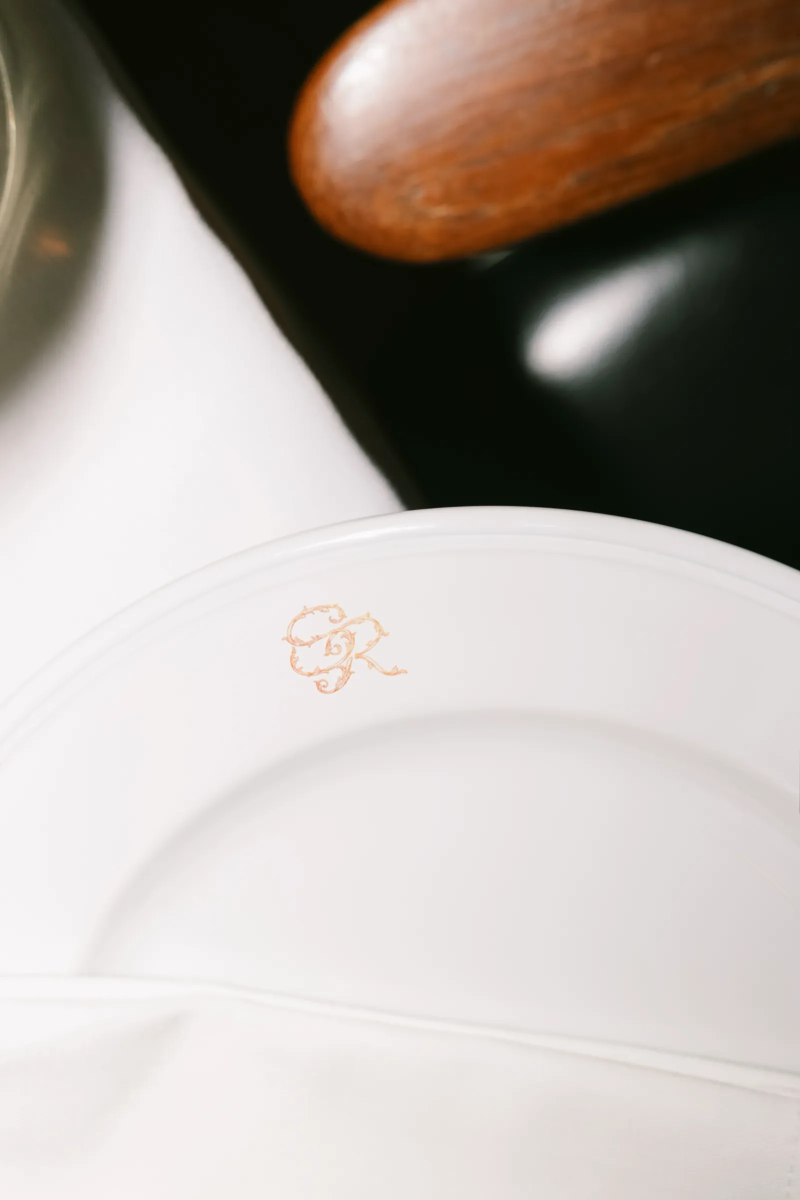 Assiette blanche marquée du monogramme Sierra Rosa