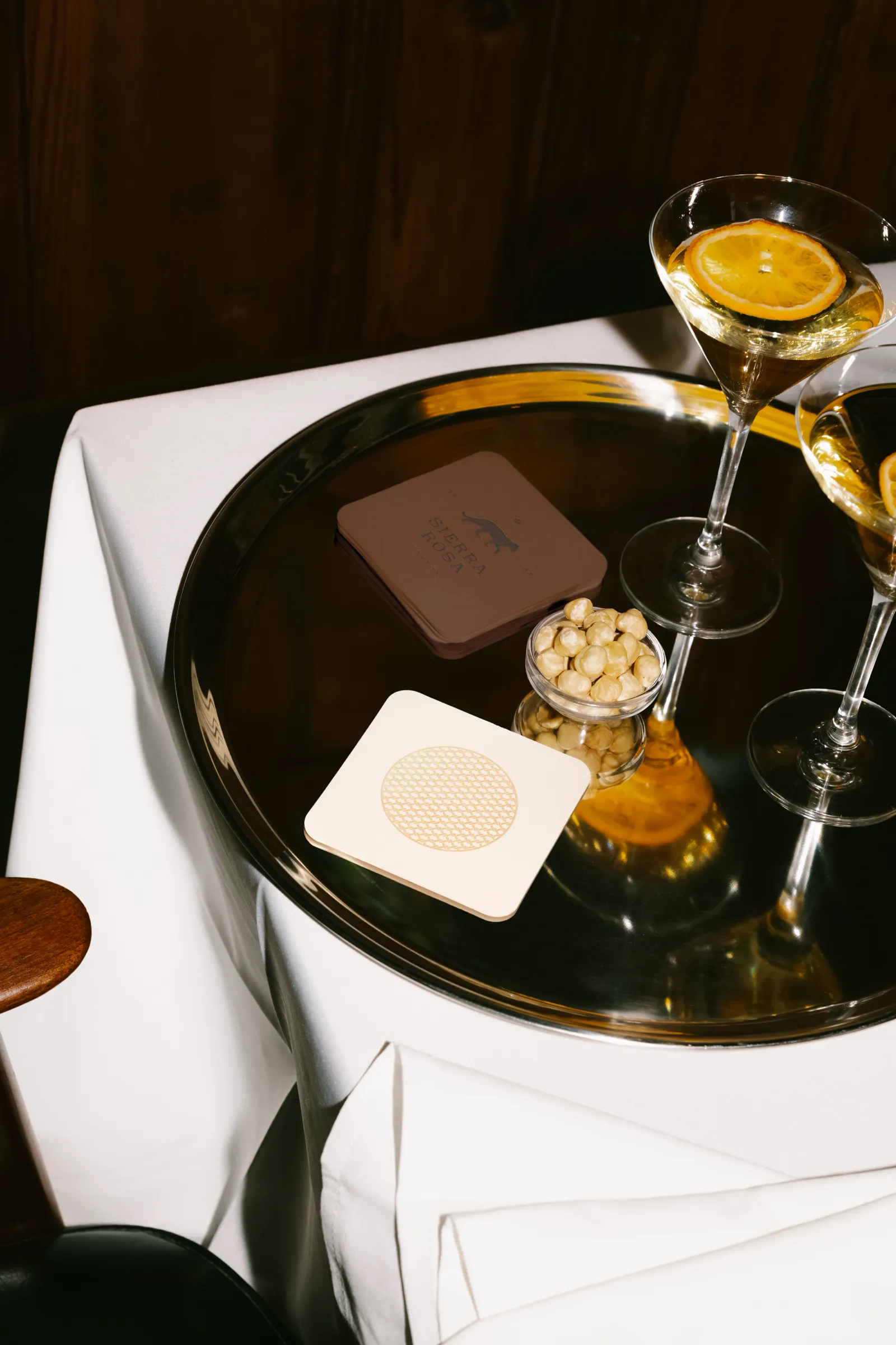 Plateau de service Sierra Rosa avec cocktail